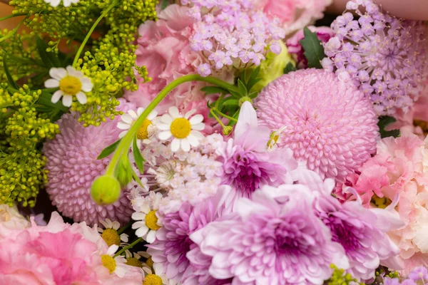 Krabička Plná Ohromujících Fialových Květin — Stock fotografie