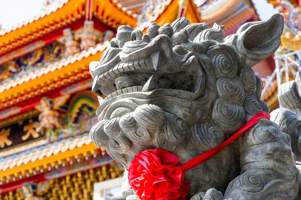 Traditionell Kinesisk Lejonstaty Som Vaktar Tempelingången — Stockfoto