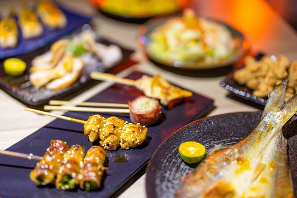 Bir Sürü Farklı Izgara Şişi Olan Bir Japon Restoranı — Stok fotoğraf