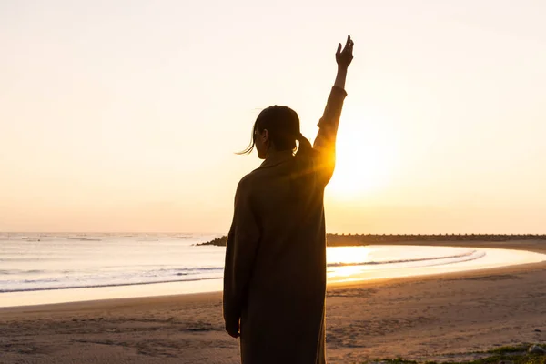 Силуэт Женщины Поднимает Руку Закате Пляже — стоковое фото