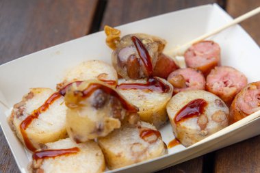 Kağıt kutuda ızgara sosis.