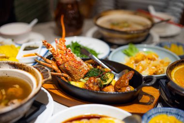 Restoranda ıstakoz yemeği ve Tayvan mutfağı.