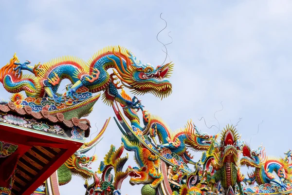 Chinese Stijl Tempel Met Draak Standbeeld Dakpan — Stockfoto
