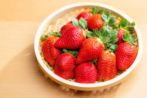 放在篮子上的新鲜草莓 — 图库照片