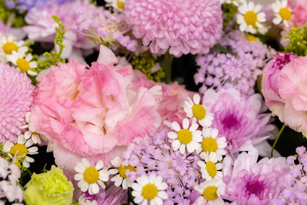 Arrangement Fleurs Violettes Dans Une Boîte — Photo