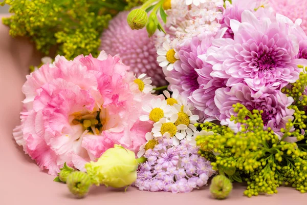 Lådan Fylld Med Fantastiska Lila Blommor — Stockfoto