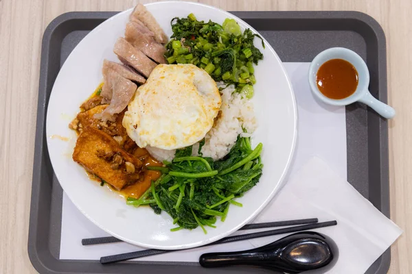 中式煮鹅配米饭和蔬菜 — 图库照片