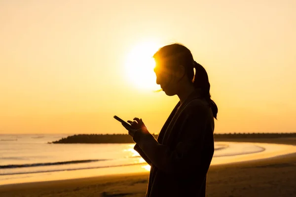 Silhueta Mulher Uso Telefone Celular Com Pôr Sol Praia Fundo — Fotografia de Stock