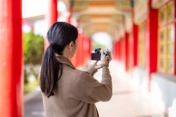 Mulher Viagem Usar Câmera Digital Para Tirar Foto Templo Chinês — Fotografia de Stock