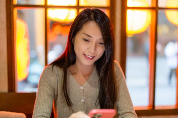 Жінка Використовує Мобільний Телефон Ресторані — стокове фото