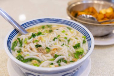 Bir kase kalın pirinç çorbası.