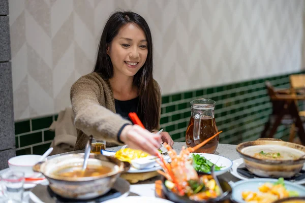 Mulher Desfrutar Jantar Restaurante — Fotografia de Stock