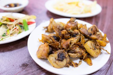 Kızarmış çıtır tavuk.