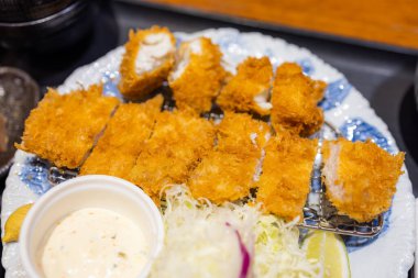 Japon restoranı. Kızarmış domuz pirzolası.