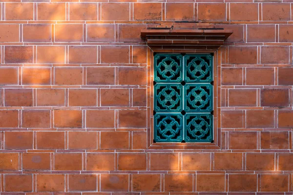赤レンガの壁の建物の上に中国風の窓 — ストック写真