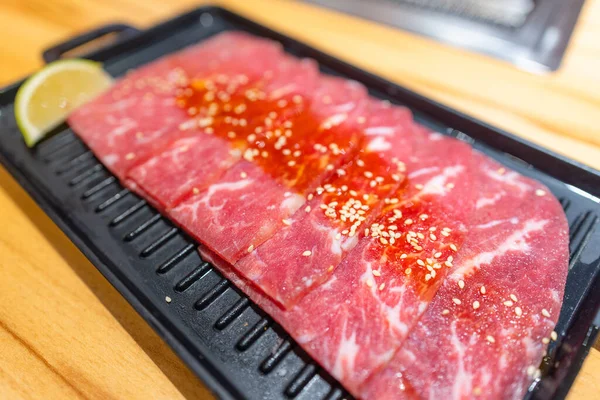 レストランでの焼肉のための新鮮な牛肉の肉のスライス — ストック写真