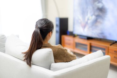 Kadınlar evde televizyon izler.