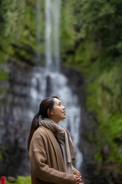 女性は台湾の宜蘭で五峰奇滝行く — ストック写真