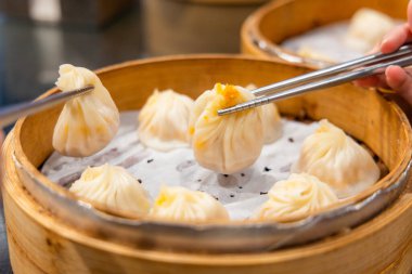 Tayvan mutfağı buğulanmış çorba ekmeği sepette.