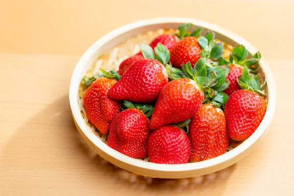Reife Und Saftige Erdbeeren Korb — Stockfoto