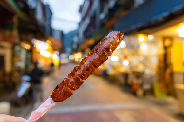 Вкусные Жареные Тайваньские Колбасы Свинины Угольной Плите Продовольственном Рынке Тайваня — стоковое фото