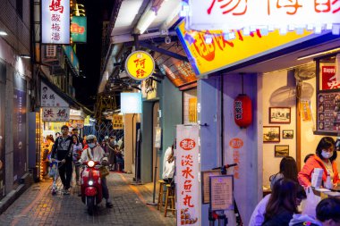 Tamsui, Tayvan - 10 Mart 2023: Taiwan 'daki Tamsui eski caddesi