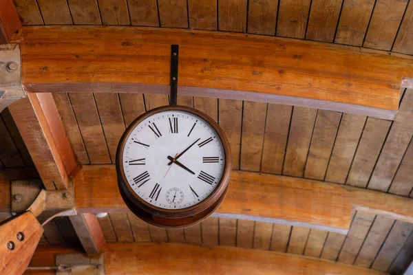 天井に時計がかかっている駅 — ストック写真