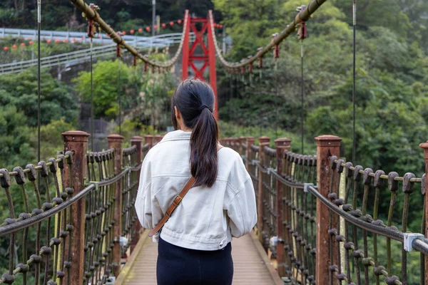 Γυναίκα Περπατώντας Κατά Μήκος Της Κρεμαστής Γέφυρας Στο Wulai Της — Φωτογραφία Αρχείου