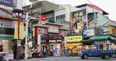 Taipei, Tayvan - 27 Eylül 2022: Taipei 'deki Raohe Caddesi gece pazarı