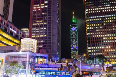 Taipei, Tayvan - 05 Ocak 2023: Gece Taipei şehir sokağı