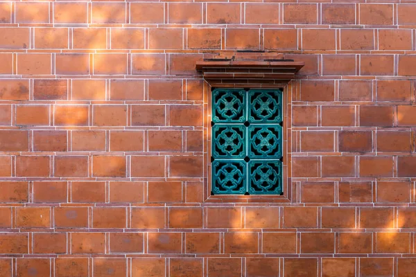 赤レンガの壁の建物の上に中国風の窓 — ストック写真