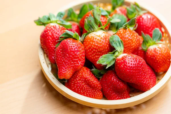 把成熟的草莓放在编织好的篮子里 — 图库照片