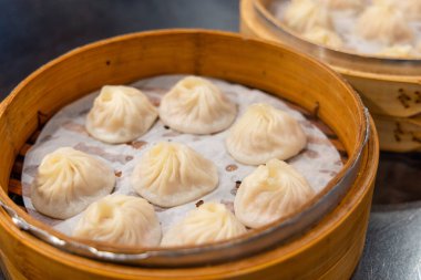 Tayvan mutfağı buğulanmış çorba ekmeği sepette.