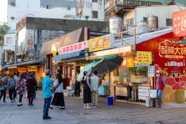 Tamsui, Tayvan - 10 Mart 2023: Taiwan 'daki Tamsui eski caddesi