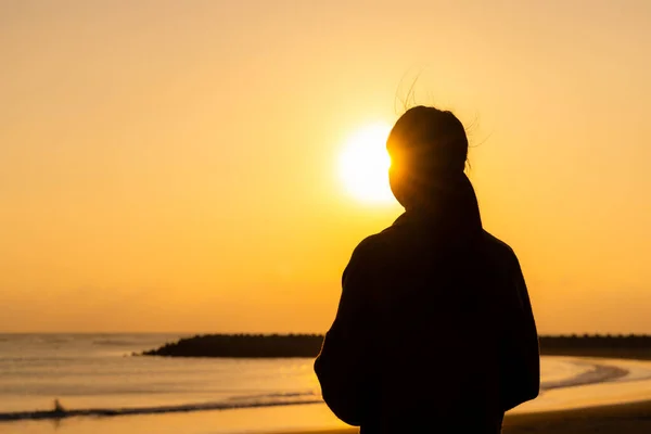 Silhouette Woman Enjoy Sunset Beach — Stock Photo, Image
