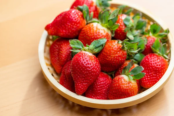 新鲜采摘的草莓栖息在一个舒适的篮子里 — 图库照片