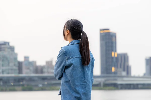 Femme Regarde Rivière Dans Ville Taipei — Photo