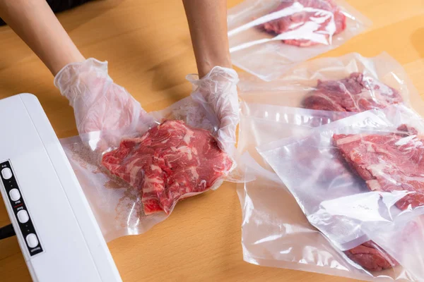 Carne Res Cruda Sellada Plástico Envoltura Retráctil Con Sellador Vacío — Foto de Stock