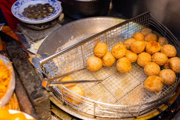 街头市场的台湾油炸土豆泥球 — 图库照片