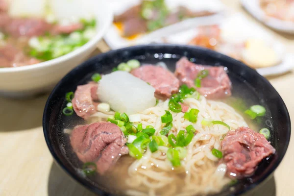 Hidangan Sup Dengan Daging Sapi Dan Mie — Stok Foto