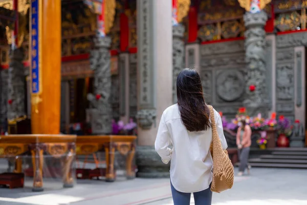 Turistka Návštěva Čínského Chrámu — Stock fotografie