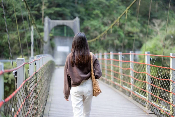Γυναίκα Περπατά Κατά Μήκος Της Κρεμαστής Γέφυρας — Φωτογραφία Αρχείου