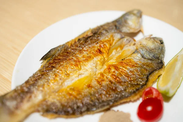 Restoranda Nefis Izgara Balık Yemeği — Stok fotoğraf