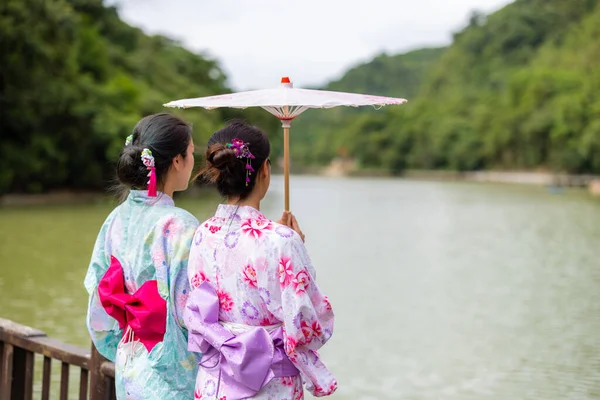 Teman Wanita Memakai Yukata Jepang Dengan Danau Pedesaan — Stok Foto