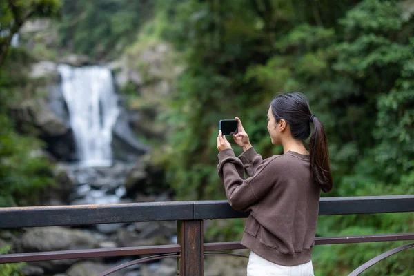 Mujer Tomar Una Foto Teléfono Celular Neidong Área Recreación Forestal —  Fotos de Stock