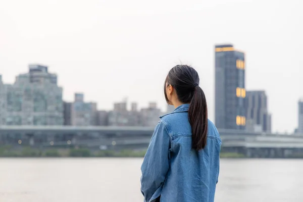 Kvinna Titta Floden Taipei Stad — Stockfoto