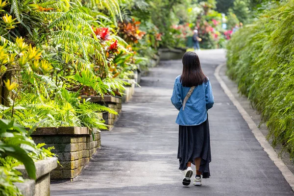 Mujer Caminar Largo Del Jardín — Foto de Stock