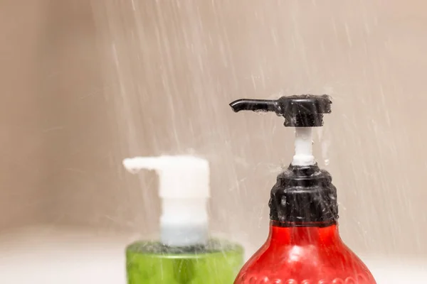 Dusche Über Der Flasche Shampoo Und Körperwäsche — Stockfoto