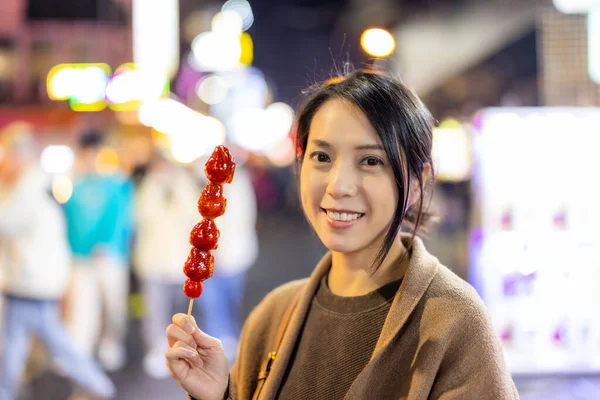 Geleneksel Çin Sert Karamel Kaplı Çilekli Şiş Tanghulu Kadın — Stok fotoğraf