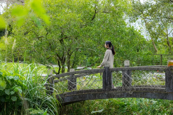 Mujer Caminar Por Parque Del Jardín — Foto de Stock